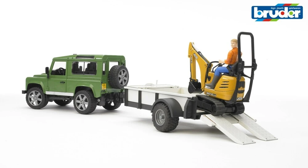 Se Land Rover med trailer og JCB micro gravemaskine hos Legekæden