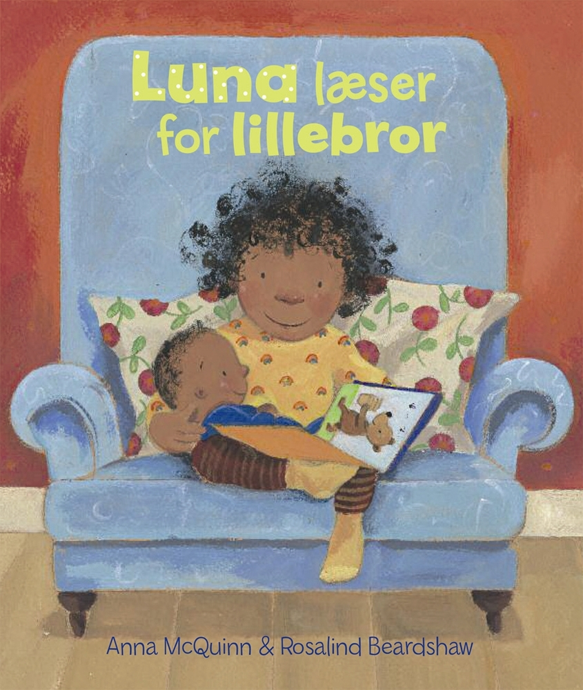Se Luna læser for lillebror hos Legekæden